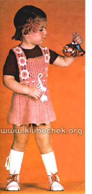 Детский сарафан, украшенный  цветочными мотивами / www.klubochek.org